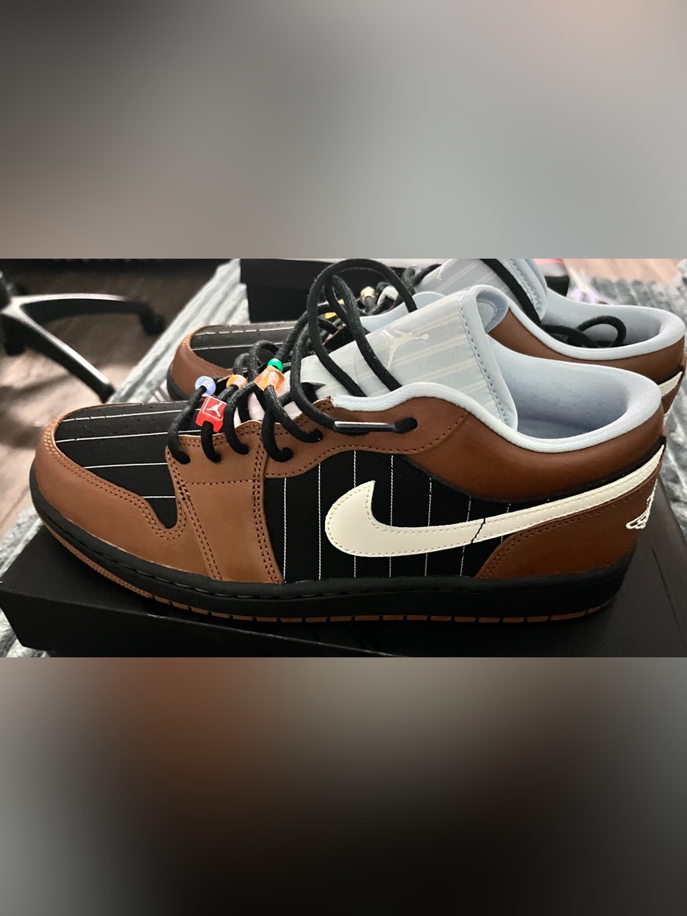 NWT nib jordan 1 low se black/sail-black men’s 11 pin striped color lace beads!